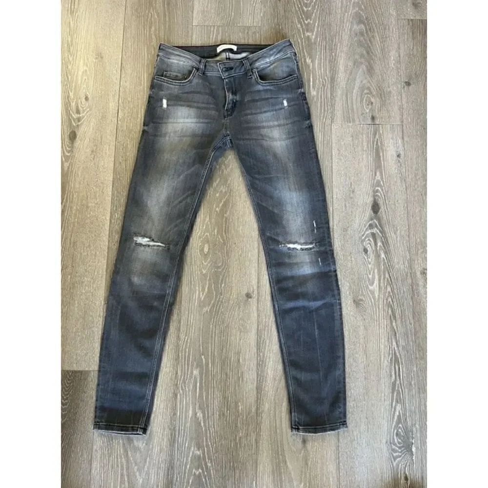 Zara Woman Size 6 Grey Distressed Skinny Jeans - NEVER Worn